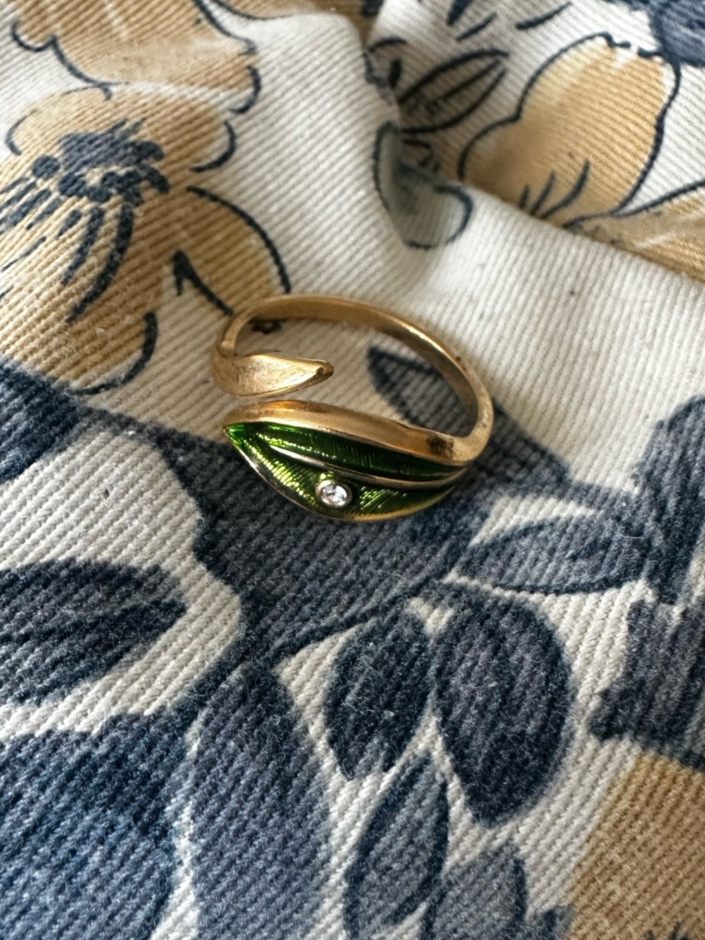Vintage Avon 1979 Green & Gold “Leaf Glow” Ring with Rhinestone